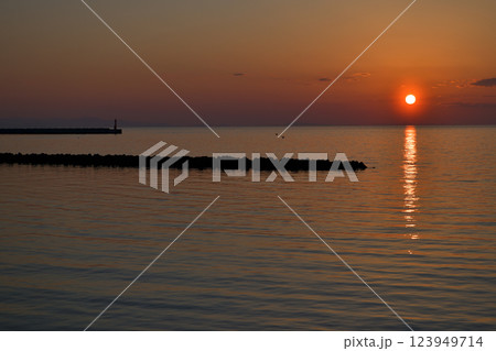 淡路島　西海岸　淡路サンセットラインの夕日 123949714