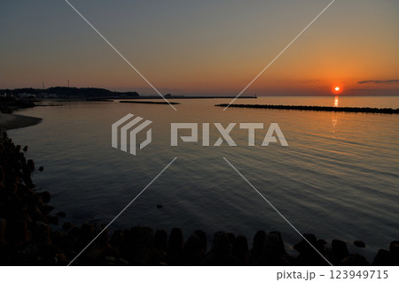 淡路島　西海岸　淡路サンセットラインの夕日 123949715