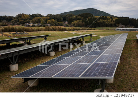 曇天で日照不足による発電量低下が懸念される太陽光発電システム 曇天で日照不足による発電量低下が懸念される太陽光発電システム 123949717