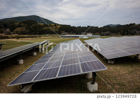 曇天で日照不足による発電量低下が懸念される太陽光発電システム 曇天で日照不足による発電量低下が懸念される太陽光発電システム 123949728