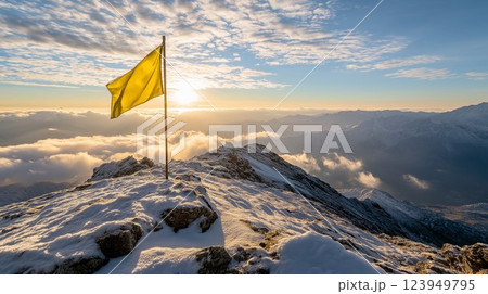 山頂に立てられた黄色い旗 山頂に立てられた黄色い旗 123949795