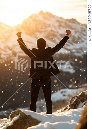 朝日を浴びて雪山でガッツポーズをするビジネスマンの後ろ姿 朝日を浴びて雪山でガッツポーズをするビジネスマンの後ろ姿 123949796