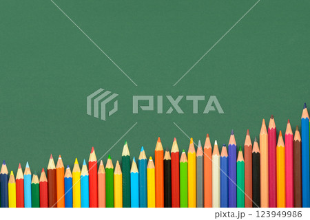 multicolore pencils on green chalkboard background 123949986