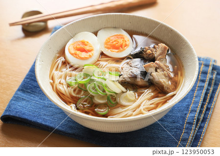 さばの水煮をトッピングした、美味しいうどん さばの水煮をトッピングした、美味しいうどん 123950053