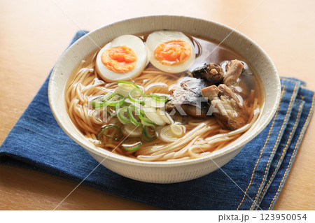 さばの水煮をトッピングした、美味しいうどん さばの水煮をトッピングした、美味しいうどん 123950054