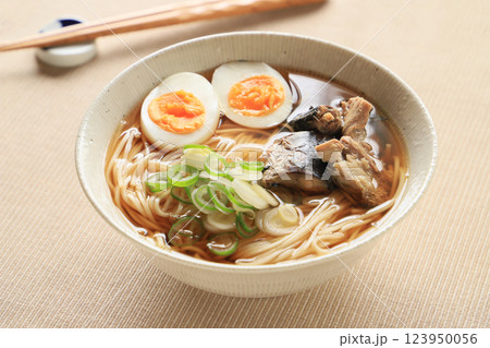 さばの水煮をトッピングした、美味しいうどん 123950056