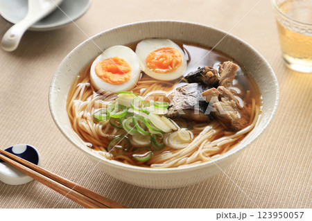 さばの水煮をトッピングした、美味しいうどん さばの水煮をトッピングした、美味しいうどん 123950057