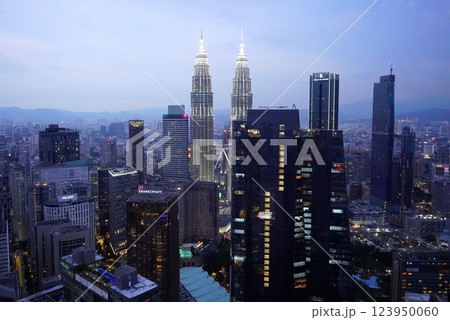 クアラルンプール　ペトロナスツインタワー　夕景 123950060