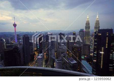 クアラルンプール　ペトロナスツインタワー　夕景 123950062