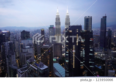 クアラルンプール　ペトロナスツインタワー　夕景 123950066