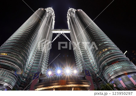 クアラルンプール　ペトロナスツインタワー　夜景 123950297