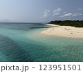 宮古島の伊良部大橋から撮った伊良部島の海岸 123951501
