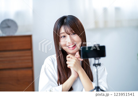 笑顔で動画撮影をする女性 123951541
