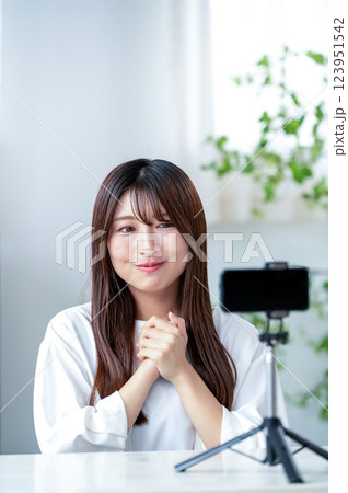 笑顔で動画撮影をする女性 笑顔で動画撮影をする女性 123951542