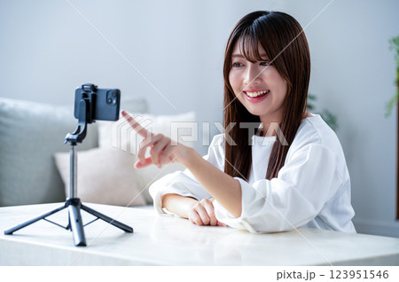 動画撮影中スマホに指をさす女性 123951546