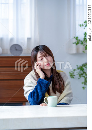 冬のリビングでくつろぐ若い女性 123951552