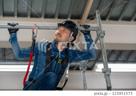 高所で点検作業をする男性 123951573