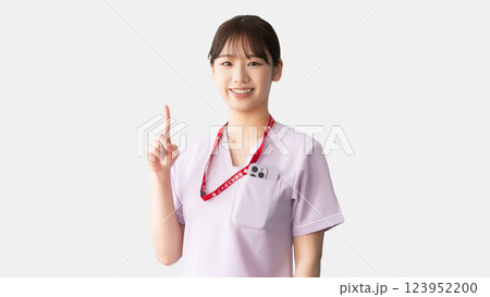 人差し指を立てて案内する女性医療スタッフ 123952200