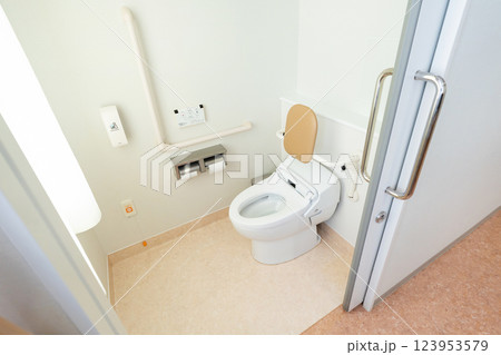 トイレ　病室　高齢者住宅 123953579