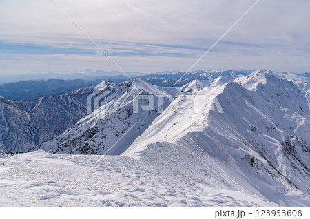 豪雪の谷川連峰・冬景色の絶景 豪雪の谷川連峰・冬景色の絶景 123953608