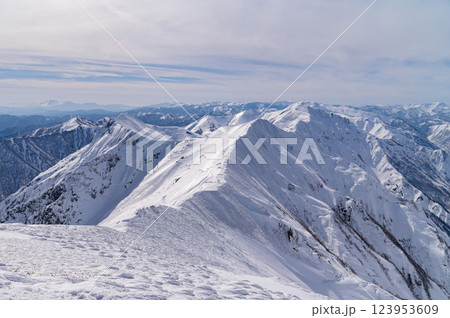 豪雪の谷川連峰・冬景色の絶景 123953609