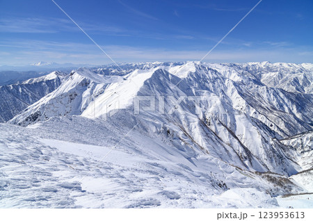 豪雪の谷川連峰・冬景色の絶景 123953613