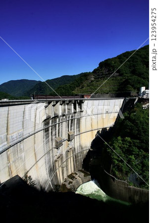 美しい曲線形状のアーチ式ダム… 大自然の中に水を湛える『川治ダム』 123954275