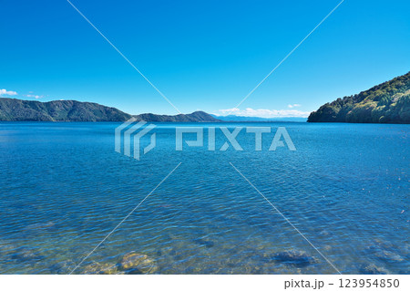 【琵琶湖の湖畔 (月出漁港より)】 滋賀県長浜市西浅井町月出 123954850