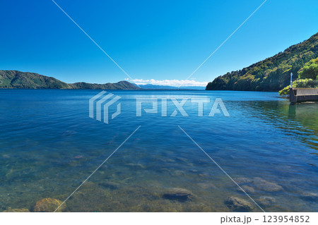 【琵琶湖の湖畔 (月出漁港より)】 滋賀県長浜市西浅井町月出 123954852