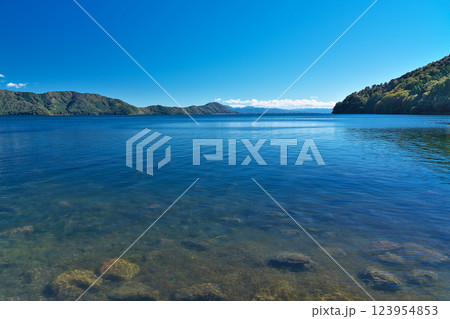 【琵琶湖の湖畔 (月出漁港より)】 滋賀県長浜市西浅井町月出 123954853