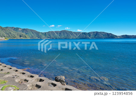 【琵琶湖の湖畔 (月出漁港より)】 滋賀県長浜市西浅井町月出 123954856