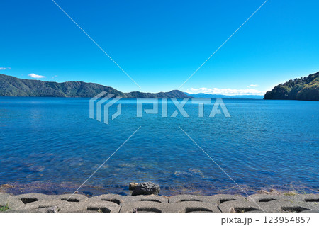 【琵琶湖の湖畔 (月出漁港より)】 滋賀県長浜市西浅井町月出 123954857