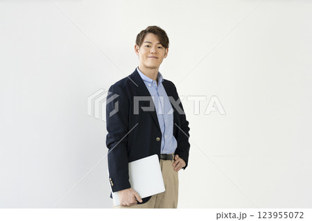 ノートパソコンを持った30代のビジネスマン 123955072