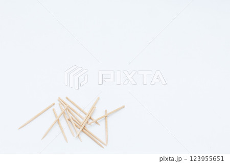 白背景に爪楊枝 123955651