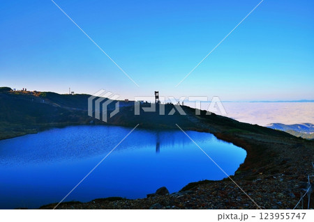 大雪山連峰の主峰 旭岳から望む姿見の池と雲海 123955747