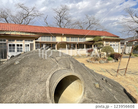 カフェに生まれ変わった小川小学校旧下里分校の懐かしい遊具 カフェに生まれ変わった小川小学校旧下里分校の懐かしい遊具 123956608