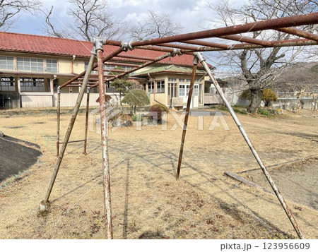 廃校後再利用されている小川小学校旧下里分校の校舎・校庭 廃校後再利用されている小川小学校旧下里分校の校舎・校庭 123956609