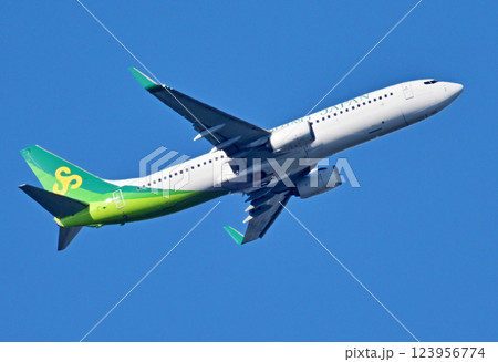 春秋航空B737-800離陸上昇 123956774