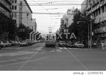 鉄道　列車　市電　京都　1977年　京都駅前　烏丸通り　交差点　街並み 123956781