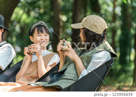 公園・キャンプ場でチェアリングする親子・ファミリー 公園・キャンプ場でチェアリングする親子・ファミリー 123956839