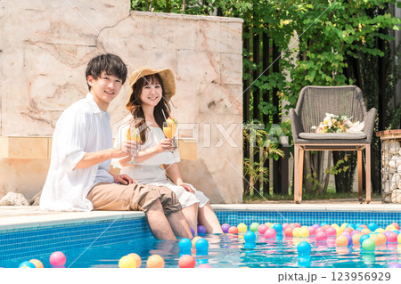 旅行先のリゾートホテルのプールサイドで遊ぶカップル・夫婦 123956929