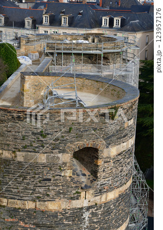 フランス、アンジェ。アンジェ城の城壁の上からの眺め。2023年12月27日撮影。 123957176