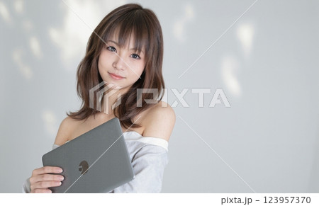 タブレットを操作する女性 123957370