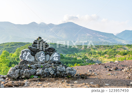 北海道美瑛町 夏の北海道 雄大な十勝岳を望む望岳台 北海道美瑛町 夏の北海道 雄大な十勝岳を望む望岳台 123957450