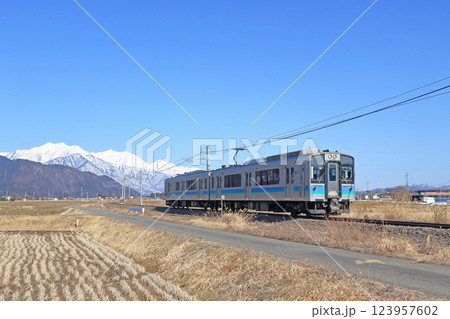 大糸線 早春の北アルプス山麓 大糸線 早春の北アルプス山麓 123957602