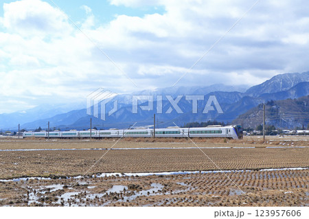 大糸線 早春の北アルプスを行く特急あずさ 大糸線 早春の北アルプスを行く特急あずさ 123957606