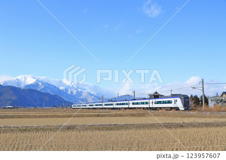 大糸線　早春の北アルプスを行く特急あずさ 123957607