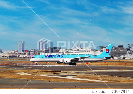 福岡空港に着陸して駐機場へ向かう旅客機 ボーイング787 福岡空港に着陸して駐機場へ向かう旅客機 ボーイング787 123957914