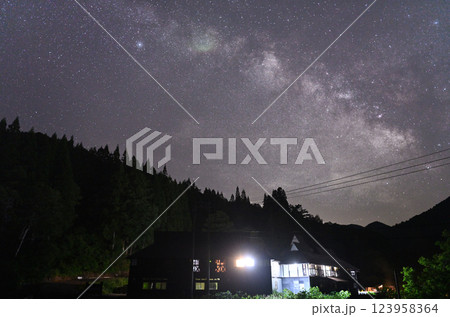 小屋から見上げる天の川 123958364