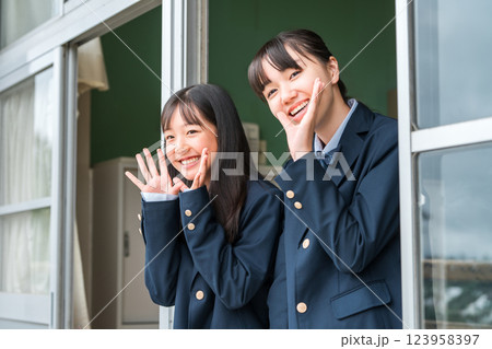 教室の窓から声援を送る女子中学生・女子高生 123958397
